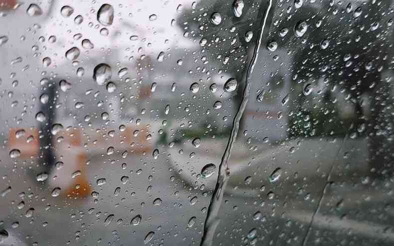 Chuva em vidro de carro