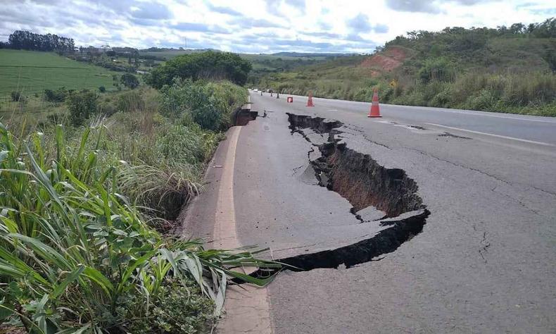 Cratera se abriu em parte da pista na BR-365