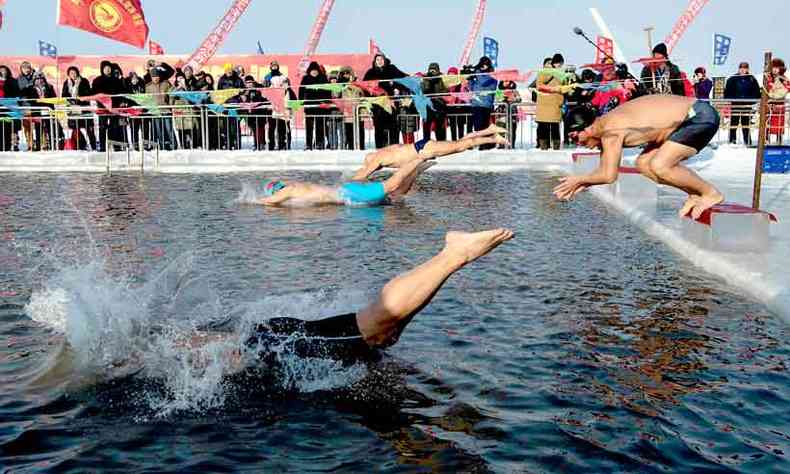 Em um frio glacial de -7oC, nadadores desafiaram a temperatura em uma piscina improvisada(foto: NOEL CELIS/AFP)