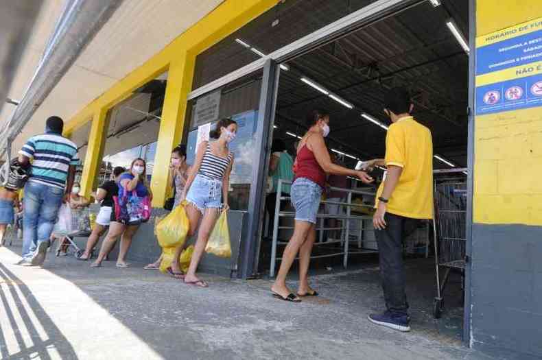 Controle de acesso contra aglomeraes foi mais exigente nos supermercados(foto: Juarez Rodrigues/EM/D.A.Press)