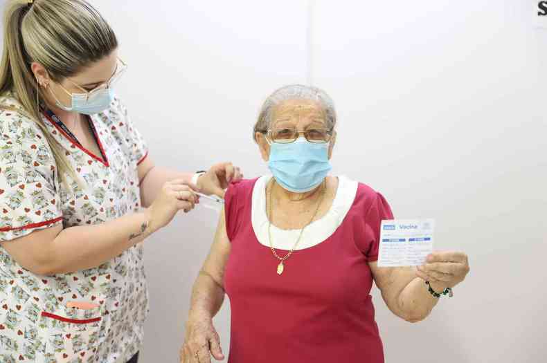 A terceira dose de reforo da vacina contra a COVID-19 comeou a ser aplicada em Nova Lima nesta tera-feira (14/9)