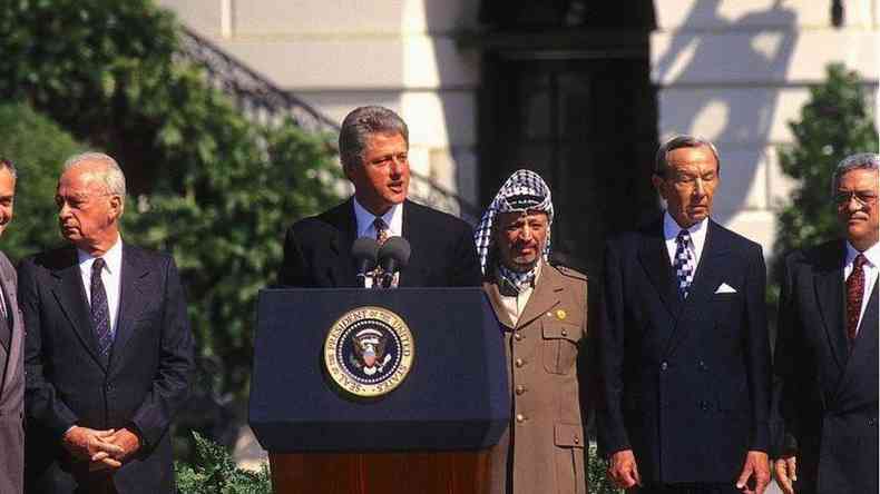 Bill Clinton com israelenses e palestinos na Casa Branca