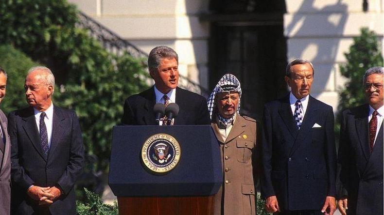 Bill Clinton com israelenses e palestinos na Casa Branca