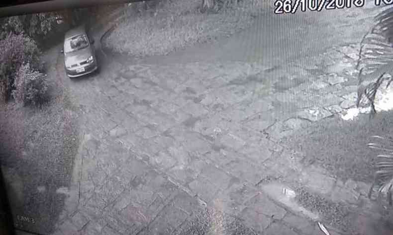 (foto: Cmera de segurana flagrou suspeitos se deslocando por meio de um Volkswagen Gol)