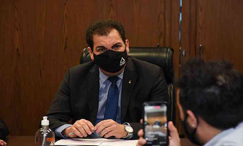 Desembargador e presidente do TJMG GIlson Lemes, de máscara de proteção facial