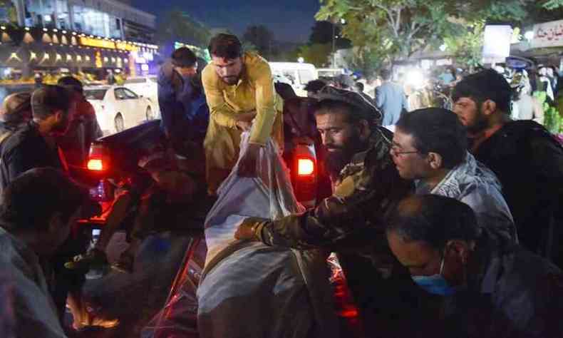 Duas exploses que aconteceram mais cedo, no aeroporto de Cabul, deixaram vrios feridos (foto: Wakil KOHSAR / AFP)