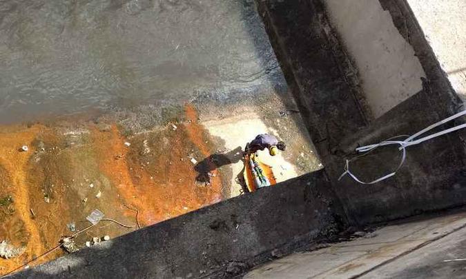 Militares desceram até o leito e imobilizaram o homem que, depois, foi içado com a ajuda de cordas(foto: Corpo de Bombeiros/ Divulgação ) Militares desceram até o leito e imobilizaram o homem que, depois, foi içado com a ajuda de cordas(foto: Corpo de Bombeiros/ Divulgação )