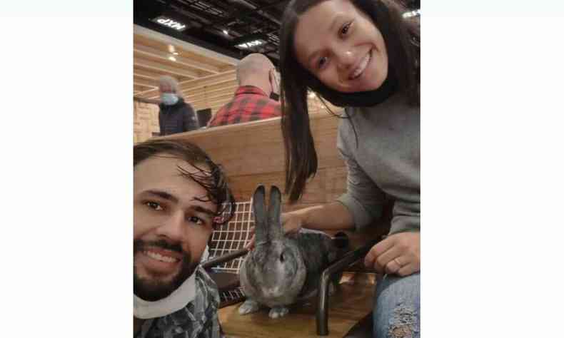 O coelho Alfredo e o casal mineiro viajante