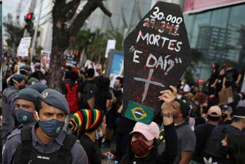 Protesto contra o governo destaca frase de Bolsonaro sobre mortes por covid-19