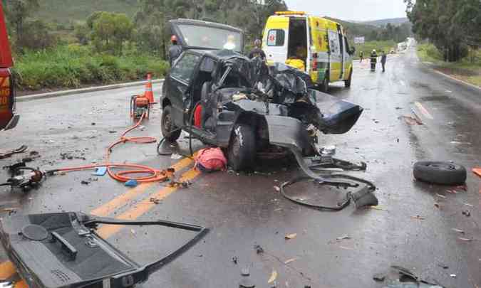 Motorista e passageira morreram depois que o uno rodou na pista da 040 e bateu de frente em carreta com carvo(foto: MARCOS MICHELIN/EM/D.A PRESS)