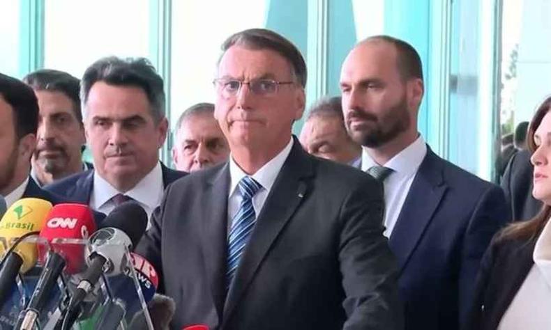 Jair Bolsonaro durante discurso, entre o ministro Ciro Nogueira e Eduardo Bolsonaro