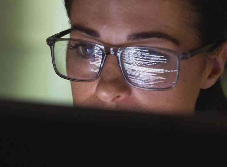 Uma mulher na frente de um computador