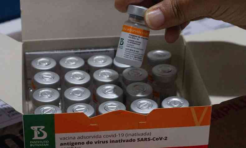Pessoas de 28 anos imunizadas com CoronaVac tomam a segunda dose nesta tera-feira (14/9) em BH
