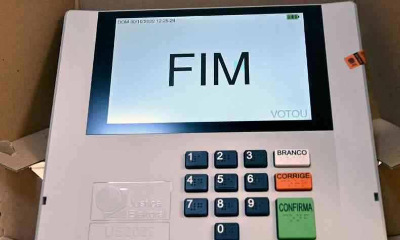 Uma urna eletrnica exibe a palavra 'fim', durante o segundo turno das eleies presidenciais em uma assembleia de voto em Braslia, em 30 de outubro de 2022