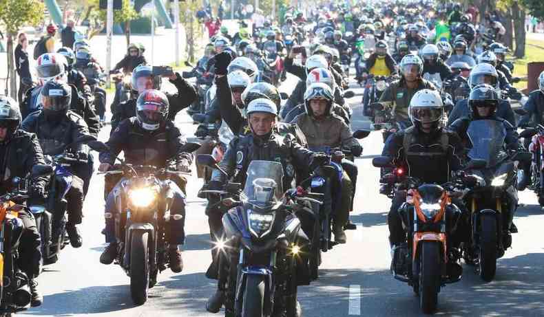 Motociata com Bolsonaro  frente.