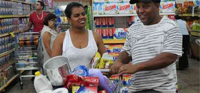 Luciene Silva Menezes e Itagiba Alves dos Santos no economizam na hora da limpeza(foto: Gladyston Rodrigues/EM/DA PRESS)