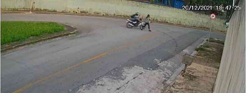 Imagem de cmera de segurana flagra momento em que motoqueiro passa a mo em mulher