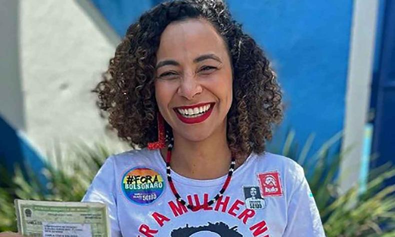Camila Valadão foi a deputada estadual mais votada da história do Espírito Santo(foto: Reprodução/Redes sociais) Camila é uma mulher negra e está sorrindo em foto tirada no dia da eleição