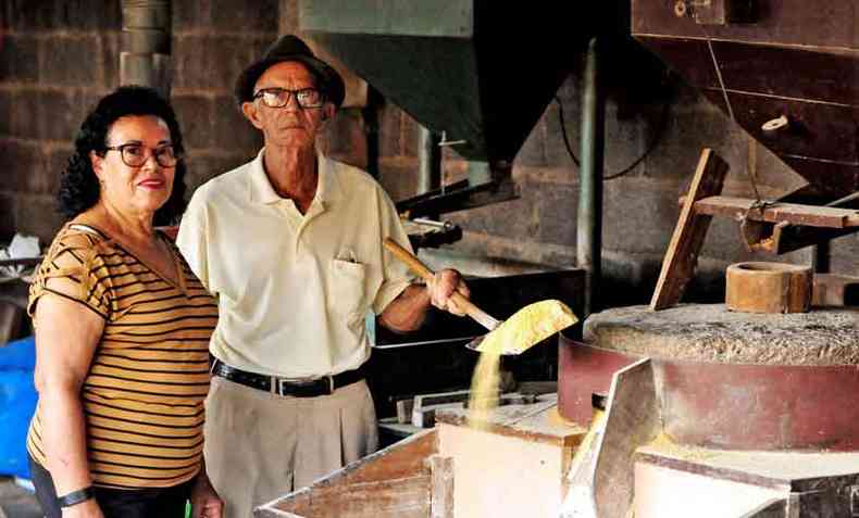 Os scios Joo Fonseca Marques e Maria Efignia Martins, orgulhosos do produto feito artesanalmente(foto: Tlio Santos/EM/DA Press)