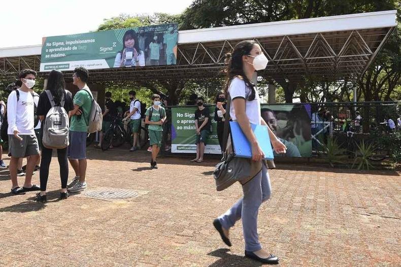 (foto: EVARISTO SA / AFP) Alunos em porta de escola