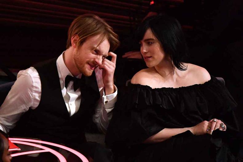 Os irmos Finneas, de gravata borboleta, e Billie Eilish, de vestido preto, conversam 