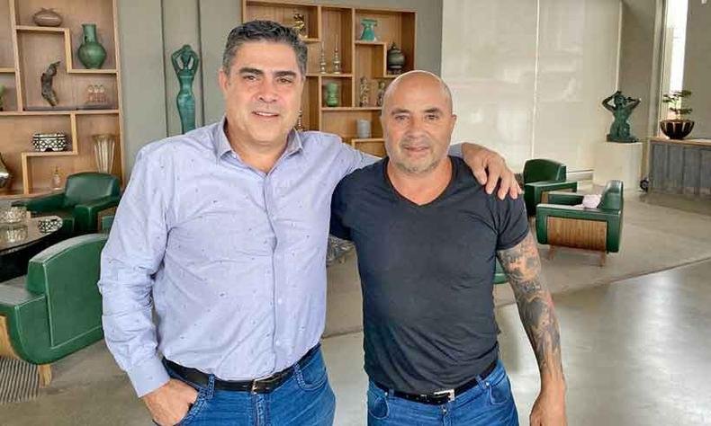 O presidente S�rgio Sette C�mara com o novo treinador atleticano: Sampaoli vem com desafio de salvar a temporada(foto: TWITTER/S�RGIO SETTE C�MARA)