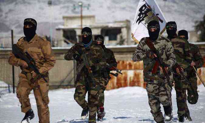 Combatentes rebeldes correm durante treinamento em uma regio prxima de Damasco, capital da Sria(foto: ABD DOUMANY / AFP )