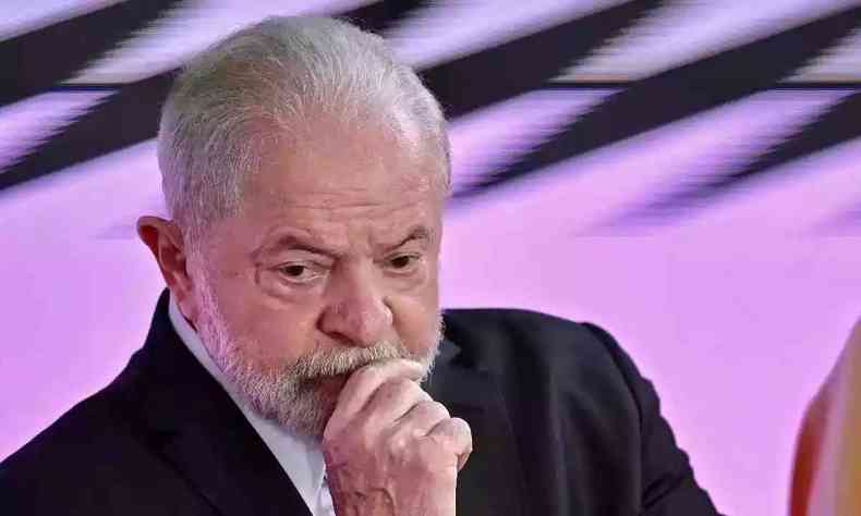 Lula com tom pensativo e observando o cho