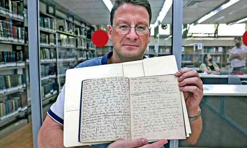 O curador Stefan Litt exibe manuscrito de Franz Kafka, guardado na Biblioteca Nacional de Israel