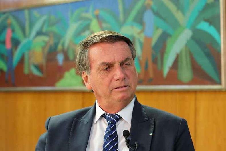 Bolsonaro olha para o lado