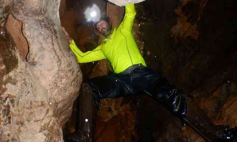 Para o espelelogo Leonardo Giunco, que ficou preso pelas guas em uma lapa de So Paulo, o mergulho em cavernas  o mais arriscado dos esportes radicais (foto: Eduardo Gomes/divulgacao)