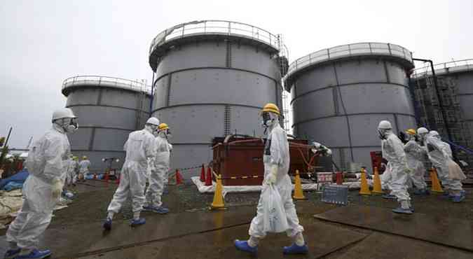 Funcionrios trabalham com proteo anti-radiao em instalao na usina nuclear de Fukushima(foto: Tomohiro Ohsumi/Reuters)