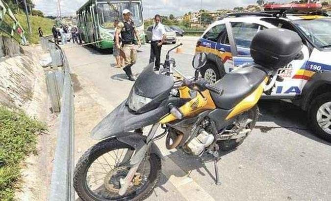 Acidente com envolvimento de ônibus e moto matou pedestre que esperava coletivo na MG-010(foto: Maria Tereza Correira) Acidente com envolvimento de ônibus e moto matou pedestre que esperava coletivo na MG-010(foto: Maria Tereza Correira)