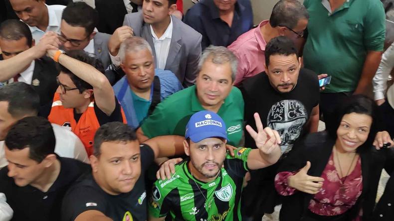 Cleitinho em meio a apoiadores