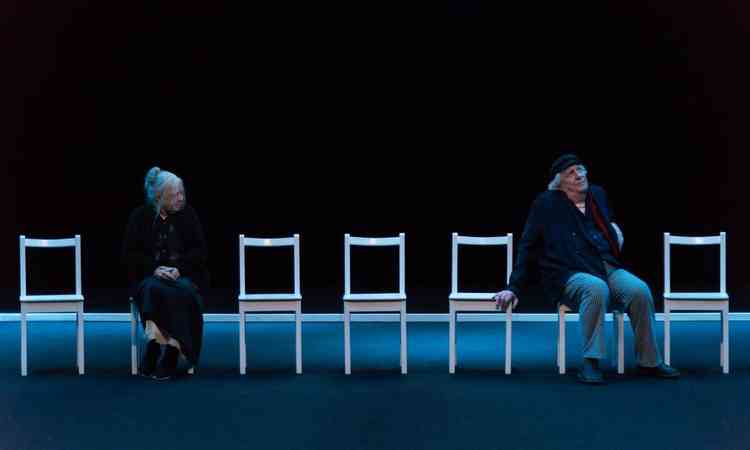 Os atores Camilla Amado e Marco Nanini em 'As cadeiras' 