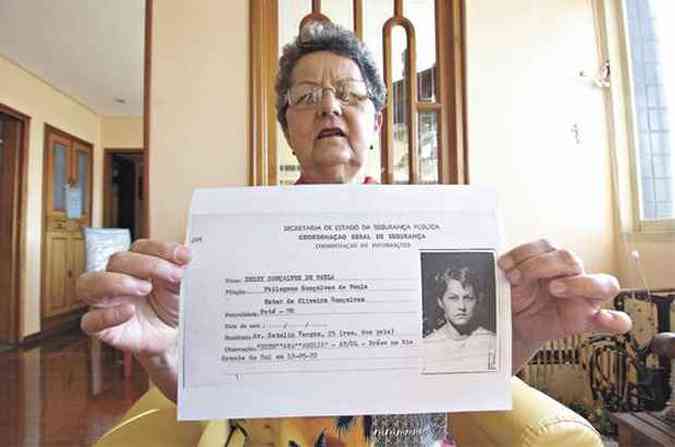 Delsy Gonalves de Paula, em sua casa no Corao Eucarstico, mostra a ficha que teve na polcia(foto: Gladyston Rodrigues/EM/D.A Press)