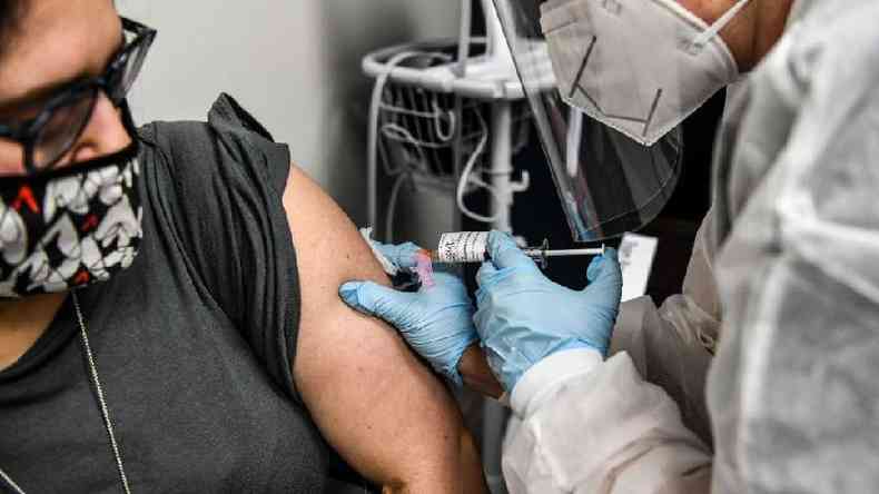 Mesmo que voc tenha tido covid-19,  aconselhvel receber a vacina.(foto: Getty Images)
