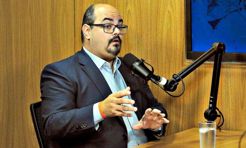 'Tenho essa sensação firme de que começamos o governo em uma situação muito diferente da que terminamos o último'(foto: Gladyston Rodrigues/EM/D.A Press ) Mateus Simões (Novo), vice-governador eleito de Minas, no estúdio do podcast EM Entrevista