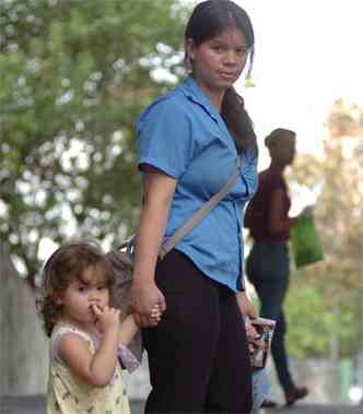 Sulamita Gomes com sua filha Samira: pneumonia e apendicite tratadas na rede pblica(foto: Alexandre Guzanshe/EM/D.A Press)