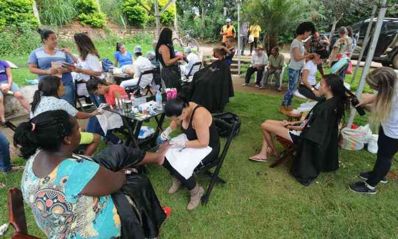 Diversos moradores foram recebidos pelos voluntrios(foto: Tlio Santos/EM/D.A.Press)