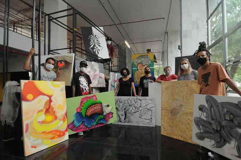 Nove artistas exibem telas durante a montagem da mostra 'Caus' na galeria da Escola de Design da Universidade do Estado de Minas Gerais, em BH