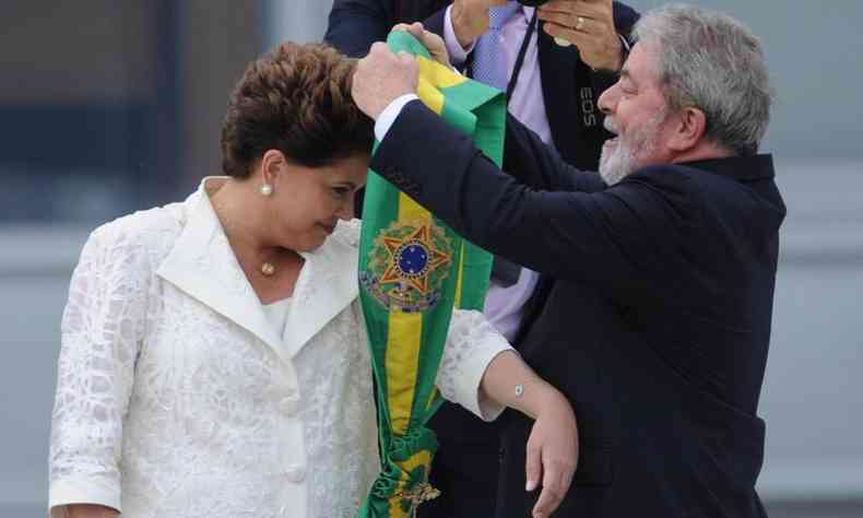 Lula d um beijo na cabea de Dilma