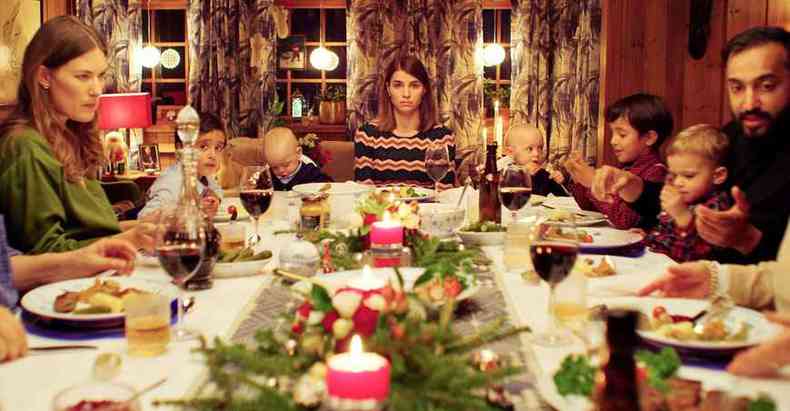 Na srie Namorado de Natal, Johanne, interpretada por Elise Broch (C), tem de provar que no ficou para titia(foto: Netflix/divulgao)