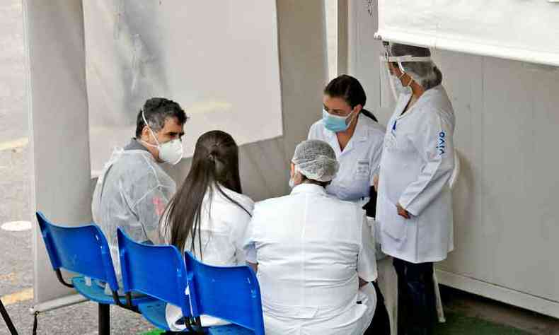 Profissionais de sade comearam a receber doses da CoronaVac, em teste em Belo Horizonte(foto: Alexandre Guzanshe/EM/D.A Press - 31/7/20 )