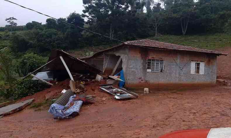 deslizamento de terra em Caldas com parte da casa destruda