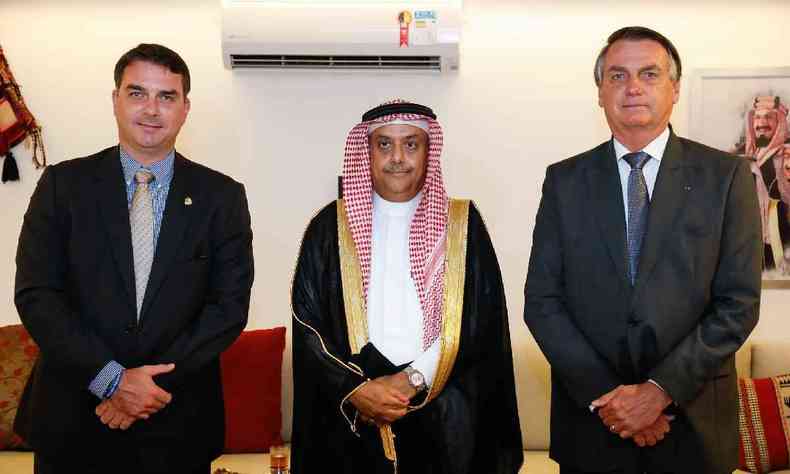 Jair e Flavio Bolsonaro com o embaixador da rabia Saudita no Brasil  poca, Ali Abdullah Bahittan