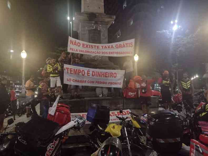 Manifestantes ocuparam a Praa Sete na noite desta sexta-feira