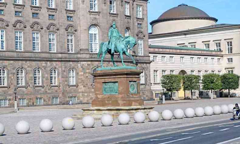 No entorno da praa dos quatro palcios, construdos por volta de 1750, h uma esttua do rei Frederik V montado em um cavalo(foto: Teresa Caram/EM/D.A Press)