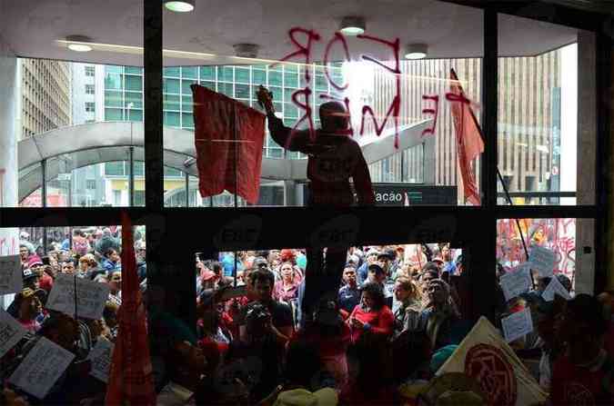 Militantes do Movimento dos Trabalhadores Sem Teto ocuparam, nessa quarta-feira (1) a entrada do prdio onde funciona o escritrio da Presidncia da Repblica, na Avenida Paulista (foto: Rovena Rosa/Agncia Brasil)