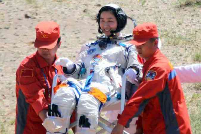 Liu Yang  carregada depois de terminar a misso tripulada na Tiangong 1(foto: STR / AFP)
